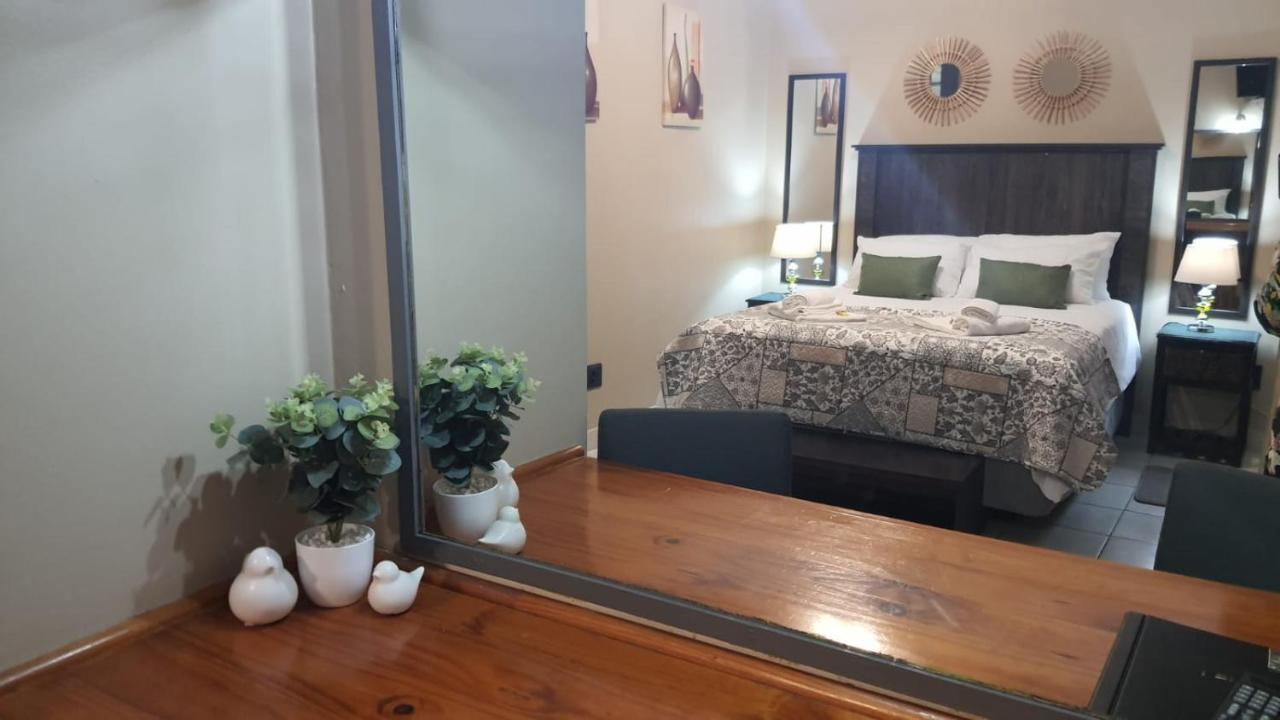 Gemstone Guest House Клерксдорп Экстерьер фото